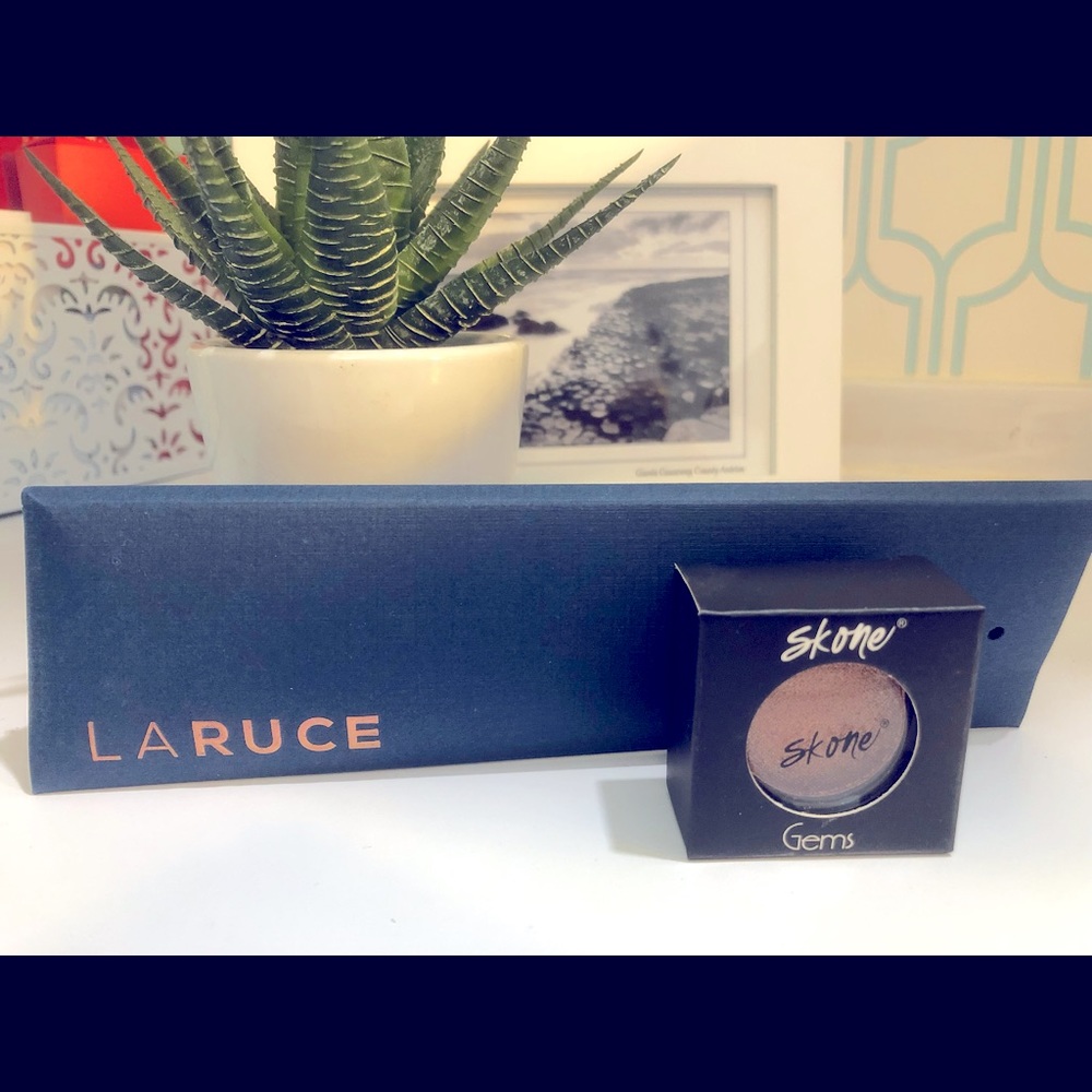 Bundle of Laruce 3-piece Makeup Brush Set & Skone Gems Choc Shimmer Eyeshadow!